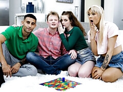 18 jaar, Grote kont, Grote lul, Pijpbeurt, Hondjeshouding, Kwartet, Natuurlijke tieten, Tiener