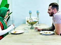 18 ans, Arabe, Gros cul, Sucer une bite, En levrette, Seins naturels, Adolescente, Nénés