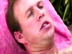 Gros seins, Sucer une bite, Brunette brune, Doigter, Nénés