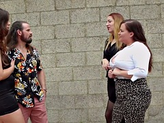 Enthousiasteling, Lieveling, Pijpbeurt, Naakte man aangeklede vrouw, Groep, Handbeurt, Hakken, Ondergoed