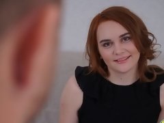 Grosser arsch, Blasen, Hundestellung, Handjob, Rotschopf, Rasiert, Strümpfe, Jungendliche (18+)