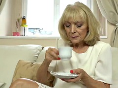 Grote lul, Blond, Europees, Omie, Hardcore, Rijpe lesbienne, Moeder die ik wil neuken, Tieten likken