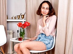 Leie, Braunhaarige, Fingern, Masturbation, Zierlich, Dürr, Solo, Entkleiden