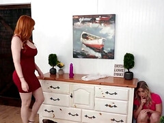 18 jahre, Fingern, Küssen, Masturbation, Orgasmus, Stiefmutter, Titten, Spielzeuge