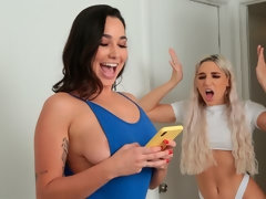 Culo, Rubia, Mamada, Penetracion con dedos, Bragas, Bofetada, Estriptis, Adolescente