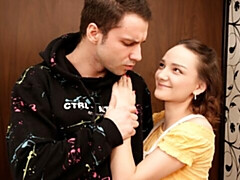 Sucer une bite, En levrette, Seins naturels, Petite femme, Cheveux courts, Maigrichonne, Adolescente, Nénés