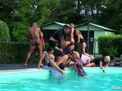 Брюнетки, Семяизвержение, Член, Собачьи, Натуральные сиськи, Бассейн, Чулки, Сиськи