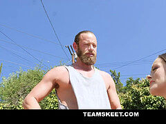 Brunette brune, Tir de sperme, Gym, Maigrichonne