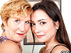 Grote mammen, Lesbisch, Likken, Masturbatie, Moeder die ik wil neuken, Kut duiken, Geschoren, Tieten likken