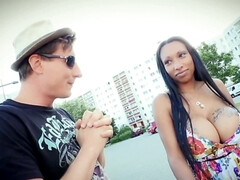 Gros seins, Sucer une bite, Brunette brune, Tir de sperme, Noir ébène, Hard, Interracial, Adolescente