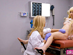 Penetracion con dedos, Lesbiana, Madres para coger, Oficina, Adolescente