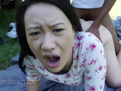 Asiatique, Cul, Noire, Sucer une bite, Voiture, Tir de sperme, Interracial, De plein air