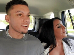 Gros seins, Voiture, Gode, En levrette, Faciale, Fille latino, Public, Nénés