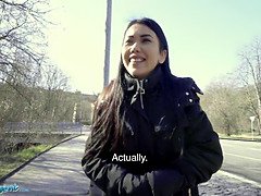 Brunette brune, Gorge profonde, En levrette, Hd, Argent, Orgasme, Pov, Public