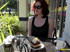 Gros seins, Plantureuse, Robe, Exhib, Nourriture, Public, Rousse roux, Solo