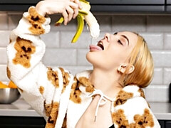 18 jaar, Enthousiasteling, Grote kont, Grote mammen, Blond, Mager, Strippen, Tiener