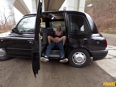 Leie, Grosse titten, Blondine, Blasen, Stiefel, Auto, Aufs gesicht abspritzen, Russisch