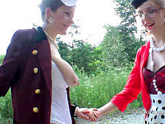 Lesbienne, De plein air, Jarretelles