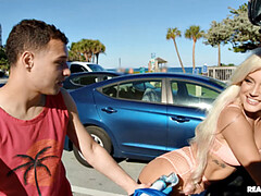 69 negenenzestig, Strand, Badpak, Blond, Bruinharig, Auto, Hondjeshouding, Buiten