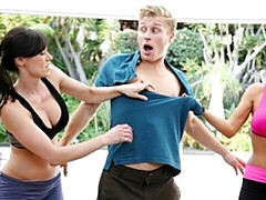 Gros cul, Grosse bite, Sucer une bite, Brunette brune, En levrette, 2 femmes 1 homme, Mère que j'aimerais baiser, De plein air