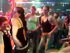 Sucer une bite, Club, Dingue, Tir de sperme, Groupe, Interracial, Fête, Chatte