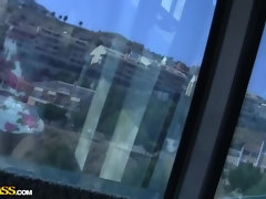 Brunette brune, Piercing, Public