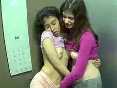 Enthousiasteling, Biseksueel, Sperma shot, Sperma in gezicht, 1 man 2 vrouwen, Buiten, Openbaar, Trio