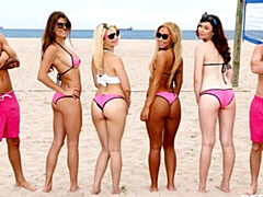 Grosser arsch, Grosser schwanz, Grosse titten, Blasen, Hundestellung, Im freien, Pool, Jungendliche (18+)