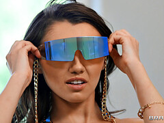 Bikini, Blondine, Braunhaarige, Brille, Absätze, Piercing, Tätowierung, Titten