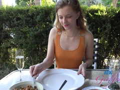 Blondine, Aufs gesicht abspritzen, Fussjob, Öl, Im freien, Muschi, Rasiert, Dürr