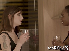 Большая жопа, Брюнетки, Черненькие, Подружка, Лесбиянка, Реалити, Тощие, Тату