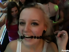 Gros seins, Noire, Sucer une bite, Brunette brune, Habillées, Groupe, Orgie, Fête