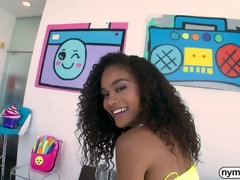 Sucer une bite, Brunette brune, En levrette, Noir ébène, Branlette thaïlandaise, Interracial, Dénudage, Adolescente