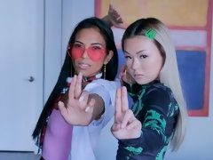 Cul, Sucer une bite, En levrette, 2 femmes 1 homme, Branlette thaïlandaise, Adolescente, Plan cul à trois, Sous la jupe