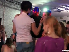 Sucer une bite, Homme nu et filles habillées, Habillées, Embrassement, Léchez, Fête, Chevaucher, Suçant