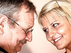 Blond, Hondjeshouding, Sportzaal, Handbeurt, Zoenen, Sportoefening, Tiener, Tieten likken