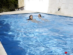 Culo, Morena, Lesbiana, Tetas naturales, Al aire libre, Piscina, Flaco, Mojado