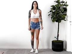 Noire, Brunette brune, En levrette, Branlette thaïlandaise, Interracial, Mère que j'aimerais baiser, Dénudage, Tatouage