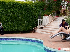 Chambre à dormir, Blonde, Faciale, Bâillonner, Piscine, Cheveux courts, Tatouage, Nénés