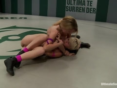 In den arsch, Domination, Gesichtssitzen, Fingern, Erniedrigung, Lesbisch, Schmerz, Ringkampf
