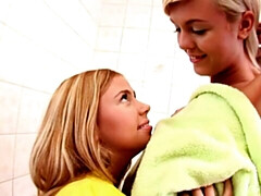 18, レズビアン, なめる, オナニー, 剃毛, ガリガリ, ストリッピング, ティーン