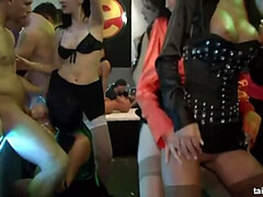 素人, デカパイ, 着衣女と全裸男, レズビアン, パーティ, ストッキング, スインガー, タトゥー
