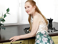 Amateur, Doigter, Cuisine, Masturbation, Seins naturels, Maigrichonne, Solo, Nénés