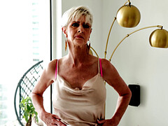 Gros clito, Gros seins, Sucer une bite, Éjaculation interne, Mère que j'aimerais baiser, Solo, Webcam, Épouse