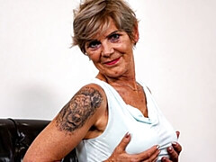 デカ尻, デカパイ, 指いじり, オナニー, 熟年, ショートヘア, 一人, ストリッピング