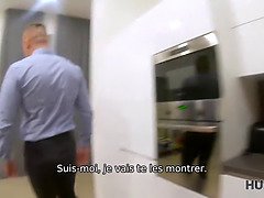 Une ado en costume strict et en lingerie sexy montre ses compétences sexuelles