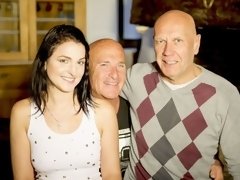 お尻, フェラチオ, ダブル開発, 手コキする, 3p男男女, 剃毛, 三人, オッパイの