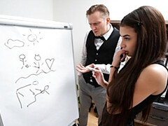 18 ans, Gros cul, Sucer une bite, Brunette brune, En levrette, Seins naturels, Bureau, Adolescente