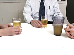 アジア人, チン, 手コキする, 日本人, 熟年, 淫乱熟女, おもらし, フェラする