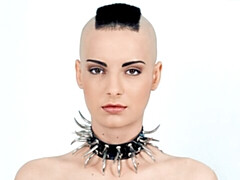 18 ans, Anal, Gros cul, Sucer une bite, En levrette, Le plan cul à quatre, Orgie, Maigrichonne